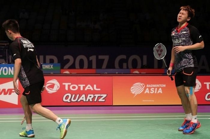 Pasangan ganda putra Indonesia, Marcus Fernaldi Gideon/Kevin Sanjaya Sukamuljo, bereaksi seusai dikalahkan Mathias Boe/Carsten Mogensen pada partai ketiga penyisihan  Grup 1D Piala Sudirman 2017 melawan Denmark di Carrara Sports Indoor Stadium, Rabu (24/5/2017).