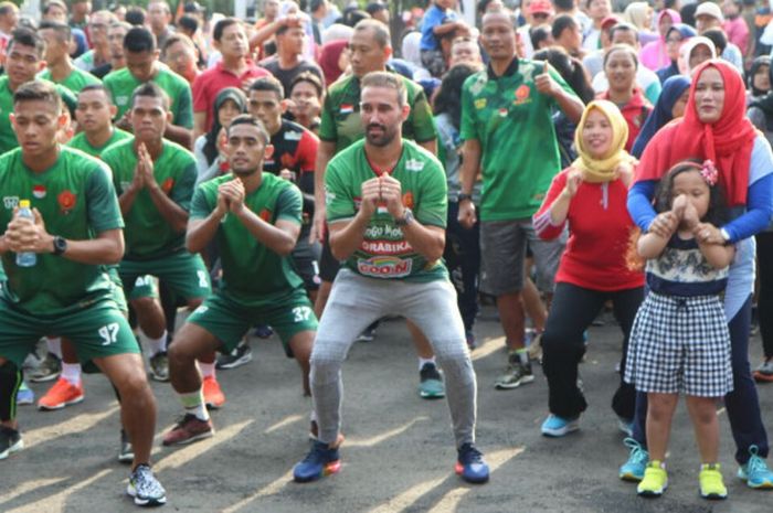 Skuat PS TNI membaur bersama masyarakatyang bertajuk Terimakasih Bogor bersama masyarakat sekitar