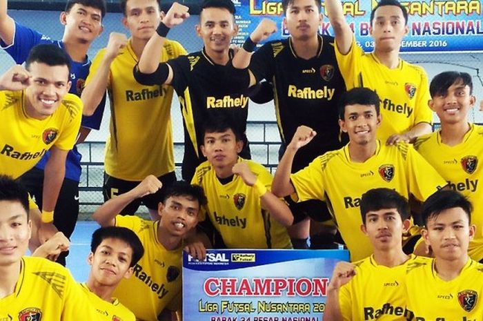 Pemain Rafhely FC berfoto bersama usai menjadi juara babak 34 besar Grup A Liga Futsal Nusantara.