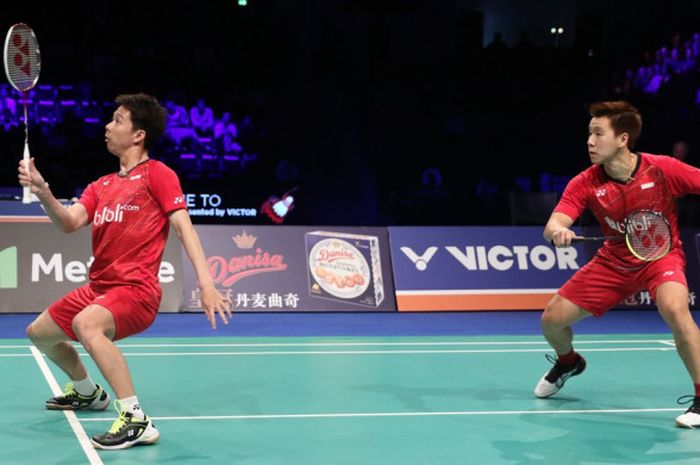 Pasangan ganda putra Indonesia, Marcus Fernaldi Gideon (kiri)/Kevin Sanjaya Sukamuljo, saat menjalani laga melawan Zhang Nan/Liu Cheng (China) pada babak final turnamen Denmark Terbuka di Odense Sports Park, Minggu (22/10/2017).