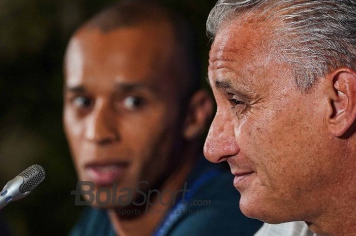 Pelatih timnas Brasil, Tite, dan bek Joao Miranda dalam jumpa pers menjelang duel babak perempat fin