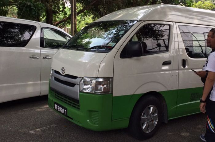 Minibus yang digunakan timnas U-22 untuk menjalani latihan di Kuala Lumpur, Jumat (18/8/017)