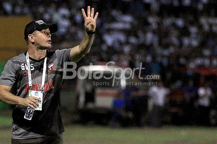 Gomes de Oliviera saat masih menjadi pelatih Madura United memberi instruksi kepada pemainnya saat melawan PSM Makass