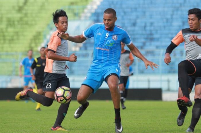 Striker Arema FC Thiago Furtuoso ditengah kepungan pemain Persekam Metro FC dalam laga persahabatan di Stadion Kanjuruhan pada 14 Februari 2018