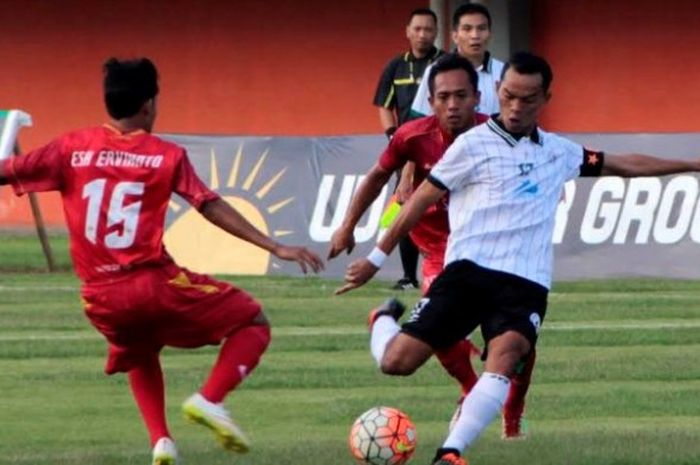 Gelandang sekaligus kapten PSS Sleman, Busari (kanan) saat timnya dijamu Persiba Bantul di Stadion Maguwoharjo, 1 Agustus 2016. 