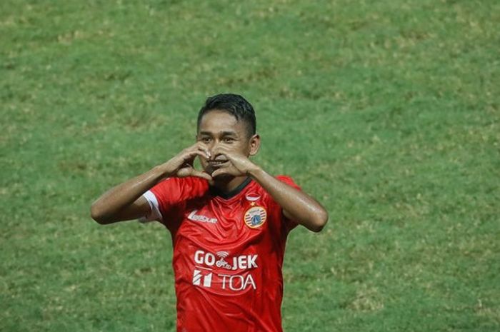  Selebrasi gelandang Ramdani Lestaluhu seusai mencetak gol pertama Persija ke gawang Bhayangkara FC pada  laga pekan pamungkas Liga 1 musim 2017 di Stadion Patriot, Kota Bekasi, Minggu (12/11/2017) malam.  