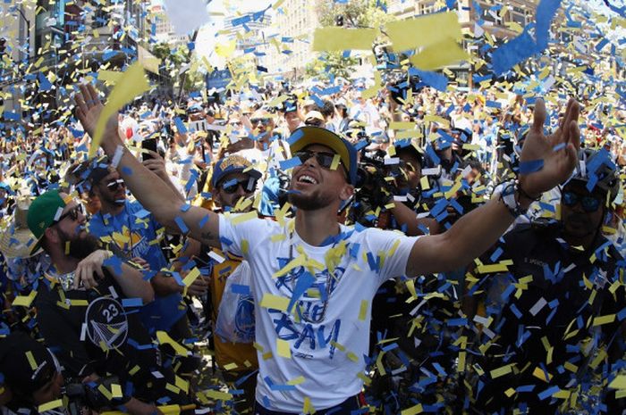 Pebasket bintang Golden State Warriors, Stephen Curry, melakukan selebrasi pada parade juara NBA 2018 di Kota Oakland, California, Amerika Serikat, Selasa (12/6/2018) siang waktu setempat.