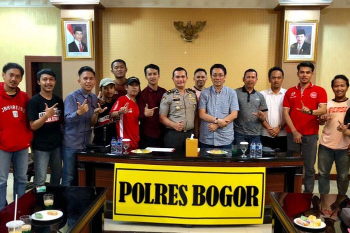 Panpel Persija Jakarta melakukan pertemuan dengan Polres Bogor, Rabu (4/4/2018), terkait rencana klub Ibu Kota bermarkas di Stadion Pakansari, Kabupaten Bogor.