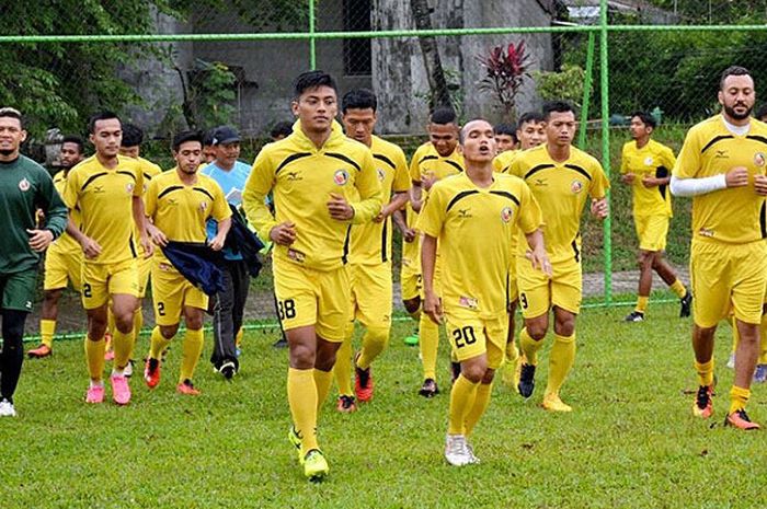 Pemain Semen Padang berlatih di Mes Semen Padang, Selasa (15/8/2017).