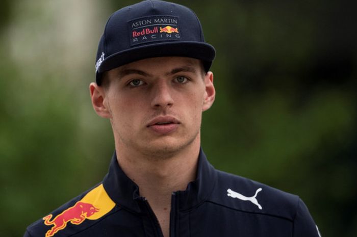    Pebalap Red Bull Racing, Max Verstappen, berjalan di area paddock jelang seri balap ketiga Formula 1 (F1) musim ini, GP China, di Sirkuit Internasional Shanghai, Kamis (12/4/2018).   