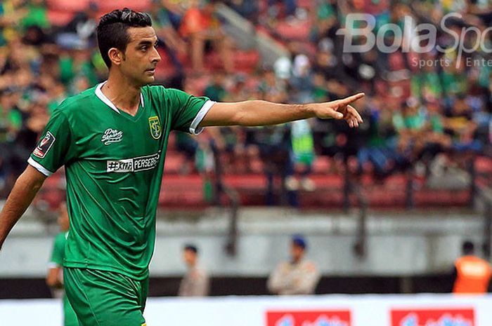 Bek Persebaya Surabaya, Otavio Dutra, saat tampil melawan PS TNI dalam laga Grup C Piala Presiden, di Stadion Gelora Bung Tomo, Kamis (18/1/2018).