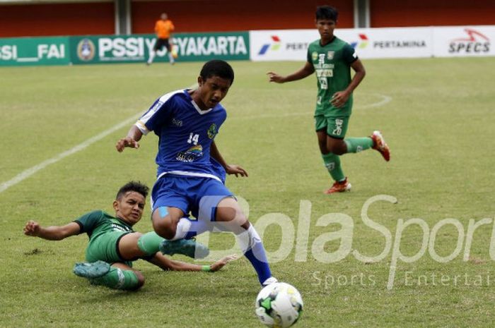 Pemain Jawa Barat U-15, Ravil Shandyka Putra (biru) beraksi kontra pemain Sumatera Utara U-15, Muhammad Thoriq Hernando, di final Piala Soeratin U-15 di Stadion Maguwoharjo, Sleman, Sabtu (28/10/2017).