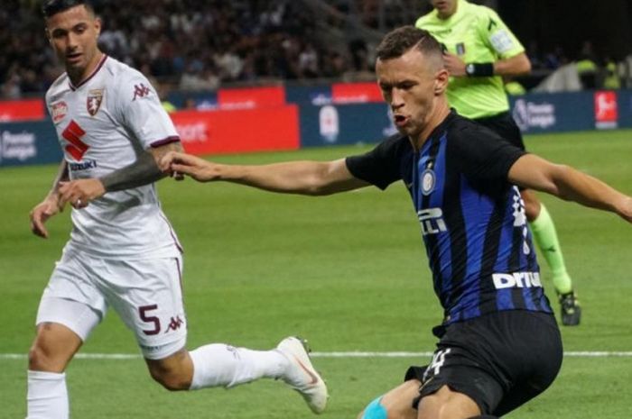 Ivan Perisic (kanan) melepaskan umpan sambil diawali Armando Izzo dalam partai Liga Italia antara In