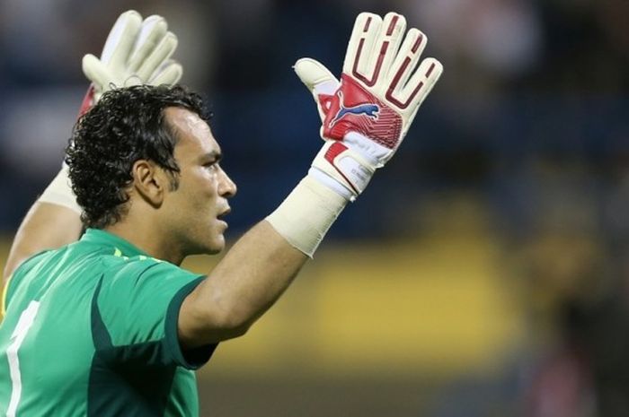 Penjaga gawang Mesir, Essam al-Hadary, bereaksi saat melawan Qatar pada partai uji coba di Doha, 28 Desember 2012.