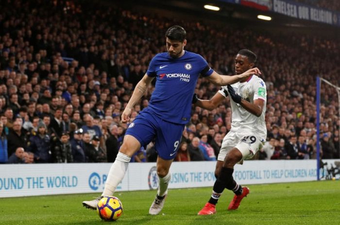  Penyerang Chelsea, Alvaro Morata (kiri), berduel dengan gelandang Crystal Palace, Aaron Wan-Bissaka, dalam laga Liga Inggris di Stadion Stamford Bridge, London, pada 10 Maret 2018. 