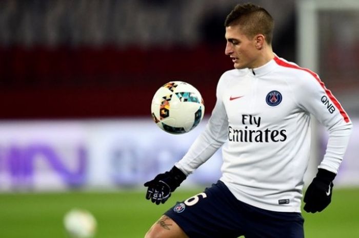 Gelandang Paris Saint-Germain, Marco Verratti, melakukan pemanasan menjelang partai Ligue 1 melawan Nice di Parc des Princes pada 11 Desember 2016.