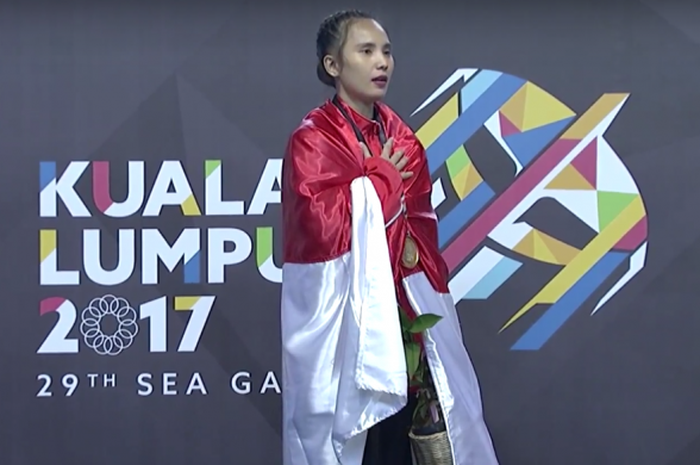 Wewey wita saat penyerahan medali emas di podium, Ia berhasil menjadi pemenang di kelas tanding putri pencak silat, Selasa (29/8/2017)