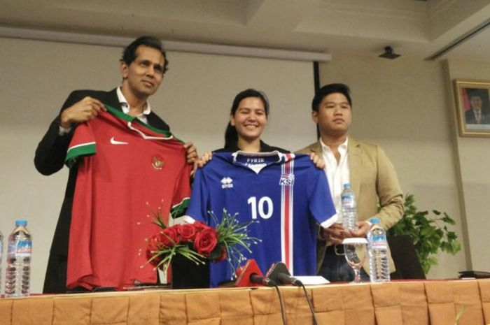 Sekjen PSSI, Ratu Tisha (tengah), bersama Senior Director of Sponsorship Sales & Marketing Mediapro Asia, Salauddin Sulaiman Sinnakandu (kiri), dan perwakilan Frozen, Natanael (kanan), dalam sesi jumpa pers menjelang laga uji coba timnasIndonesia melawan Islandia di Hotel Puri Denpasar, Jakarta Selatan, Kamis (21/12/2017) sore WIB.