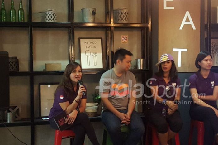 Specialized concept store Andi Himawan, Road Captain Ade Juanita, dan WCC Founder Tabby Sumendap di acara Media Gathering Women Cycling Community pada Selasa (19/12/2017) di Fx Sudirman.