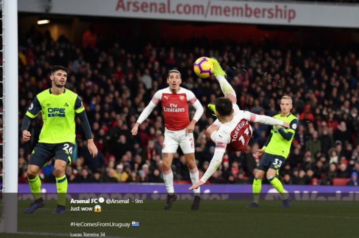 Gelandang Arsenal, Lucas Torreira, mencetak gol salto pada laga pekan ke-16 Liga Inggris menghadapi Huddersfield Town di Stadion Emirates, Sabtu (9/12/2018). 