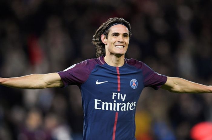 Striker Paris Saint-Germain, Edinson Cavani, merayakan gol yang dia cetak ke gawang Dijon dalam laga Liga Prancis di Stadion Parc des Princes, Paris, pada 17 Januari 2018.