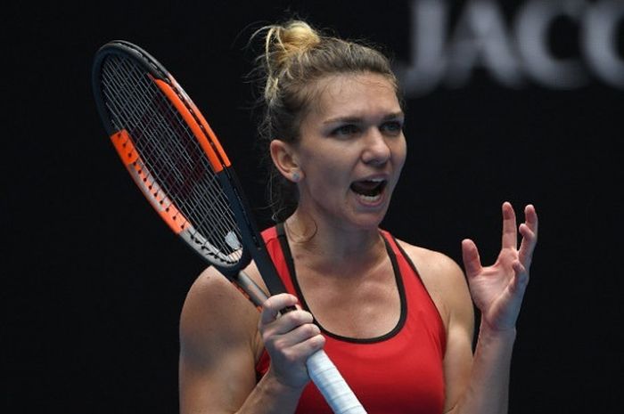 Petenis putri Rumania, Simona Halep, melakukan selebrasi seusai memenangi laga atas  Lauren Davis (Amerika Serikat) 4-6 6-4 15-13 pada babak ketiga Australia Terbuka di Margaret Court Arena Sabtu (20/1/2018).