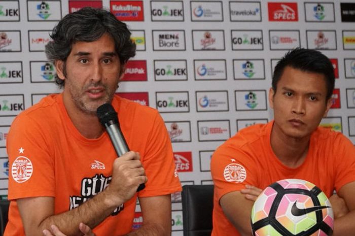 Pelatih Persija Jakarta, Stefano Cugurra dan Penjaga Gawang Macan Kemayoran, Sahar Ginanjar Tengah Memberikan Keterangan dalam Sesi Jumpa Pers di Stadion Gelora Bung Tomo, Surabaya pada Sabtu (3/11/2018)