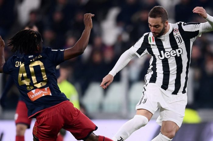 Striker Juventus, Gonzalo Higuain (kanan), berduel dengan gelandang Genoa, Stephane Omeonga, dalam laga Liga Italia di Juventus Stadium, Turin, pada 22 Januari 2018.