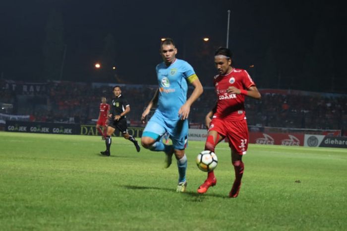  Pemain Persija Jakarta, Rohit Chand dibayangi bek sekaligus kapten Persela Lamongan, Wallace Costa Alves, pada lanjutan Liga 1 pekan ke-9 di Stadion Surajaya Lamongan, Minggu (20/5/2018). 