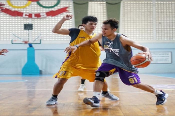 Beberapa pemain CLS Knights saat menggelar latihan di GOR Kertajaya, Surabaya, Senin (25/9/2017).