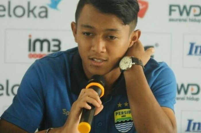 Pemain sayap kanan Persib Bandung, Febri Hariyadi, berbicara  saat sesi konferensi pers di Graha Persib, Jalan Sulanjana, Kota Bandung pada Jumat siang (14/4/2017).