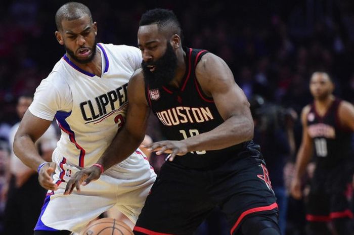 Chris Paul (kiri, berkaus putih) berusaha menghadang James Harden (kanan, berkaus hitam) dalam laga LA Clippers melawan Houston Rockets di ajang NBA