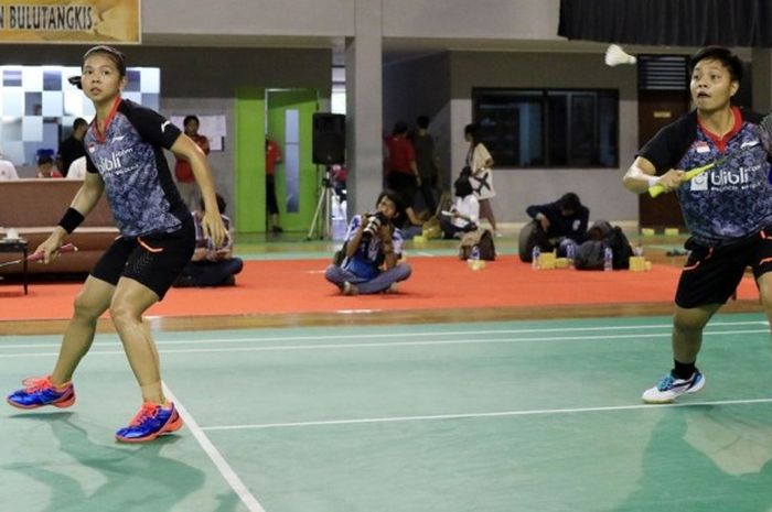 Pasangan ganda putri Indonesia untuk Piala Sudirman 2017, Greysia Polii/Apriani, saat menjalani simulasi di Hall Pelatnas, Cipayung, Jakarta Timur, Sabtu (13/5/2017). Greysia/Apriani kalah dari Della Destiara Haris/Rosyita Eka Putri Sari dengan skor 16-21, 16-21.