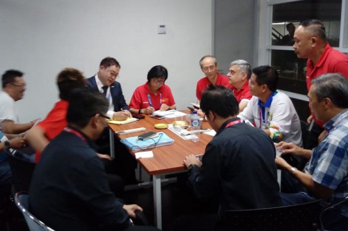 Suasana setelah undian pertandingan beregu selesai dilakukan di kantor pengelola Istora Senayan, Jakarta, Kamis (16/8/2018).