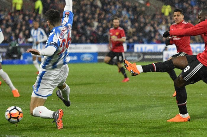 Aksi bomber Manchester United, Romelu Lukaku, saat mencetak gol ke gawang Huddersfield pada laga babak 16 besar Piala FA di Stadion John Smith, Sabtu (17/2/2018) waktu setempat.