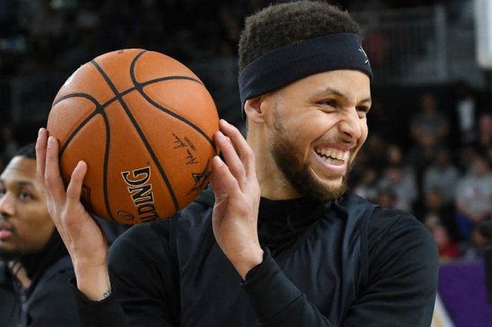 Pebasket bintang Golden State Warriors, Stephen Curry, terlihat di lapangan bersama rekan-rekan setimnya saat menjalani latihan jelang laga NBA All-Star Game 2018 di Staples Center, Los Angeles, California, Amerika Serikat (AS), Minggu (18/2/2018) malam waktu setempat atau Senin pagi WIB.