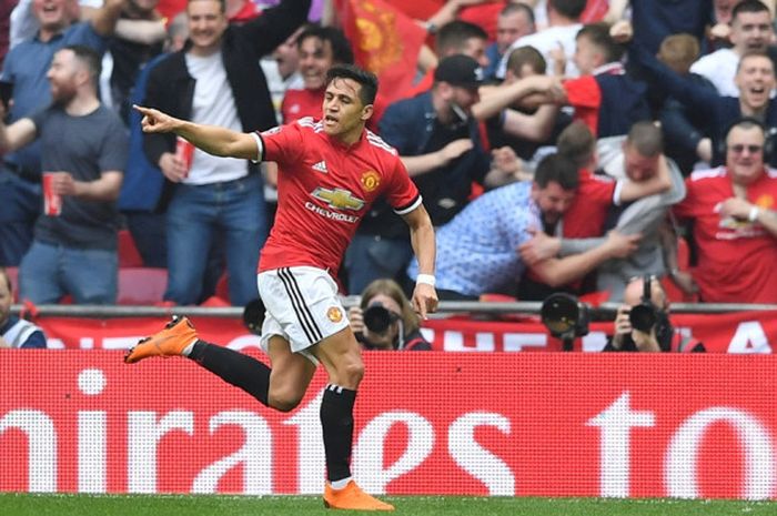 Pemain Manchester United, Alexis Sanchez, melakukan selebrasi setelah mencetak gol ke gawang Tottenham Hotspur pada laga semifinal Piala FA di Stadion Wembley, Sabtu (21/4/2018) waktu setempat.