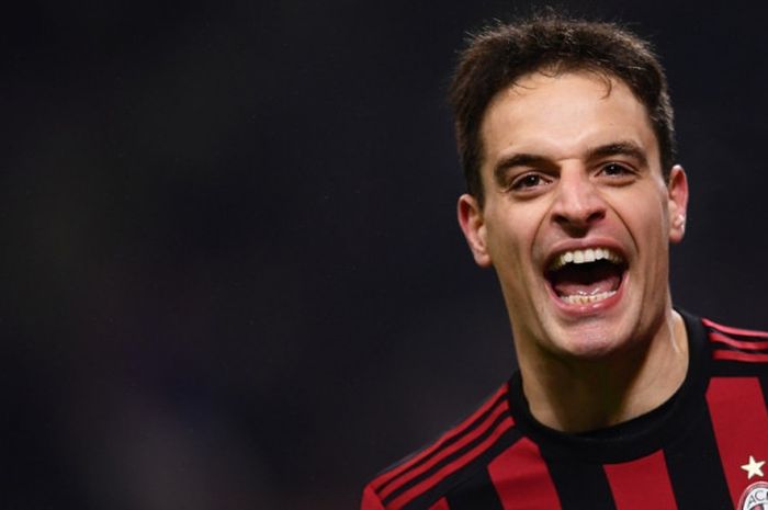 Gelandang AC Milan, Giacomo Bonaventura, merayakan gol yang dia cetak ke gawang Bologna dalam laga Liga Italia di Stadion San Siro, Milan, pada 10 Desember 2017.