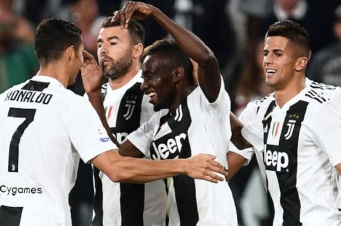 Blaise Matuidi (kedua dari kanan) berselebrasi dengan rekan setimnya usai mencetak gol kedua bagi Juventus di laga melawan Bologna dalam lanjutan Liga Italia Serie A di Stadion Allianz, Turin, Italia, pada 27/9/2018.