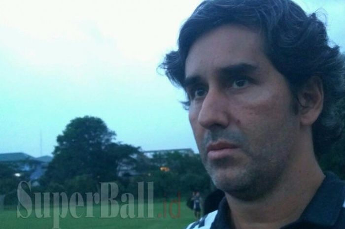 Pelatih Persija, Stefano Cugurra, memberikan pandangannya soal laga melawan Persib, di Lapangan Sutasoma, Halim Perdanakusuma, Senin (30/10/2017).