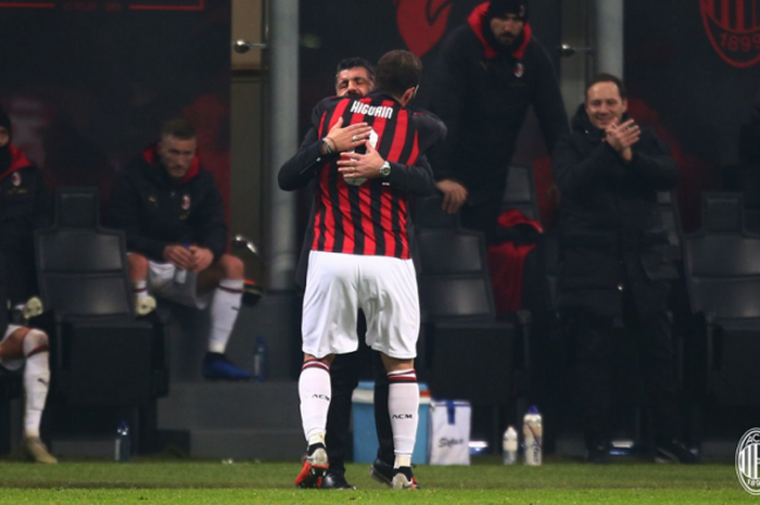 Gonzalo Higuain merayakan golnya bersama Gennaro Gattuso pada pertandingan AC Milan vs SPAL 2013 di San Siro, 29 Desember 2018. 