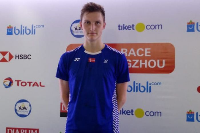 Pebulu tangkis tunggal putra Denmark, Viktor Axelsen, berpose seusai menjalani laga final turnamen Blibli Indonesia Open 2018 di Istora Senayan, Jakarta, Minggu (8/7/2018).