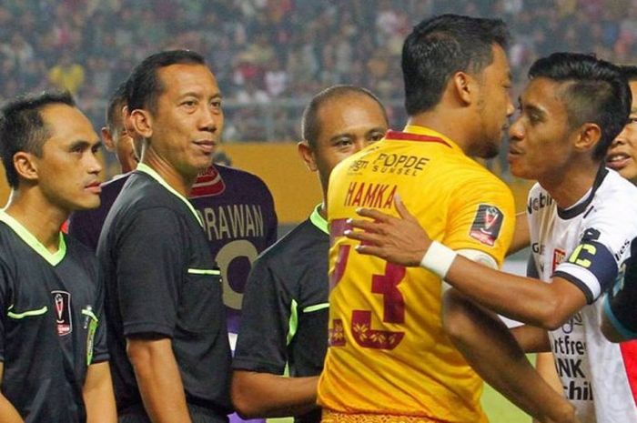 Kapten Sriwijaya FC, Hamka Hamzah dan Kapten Bali United, Fadil Sausu berjabat tangan sebelum laga semifinal leg pertama Piala Presiden 2018 di Stadion Gelora Sriwijaya, Jakabaring, Palembang