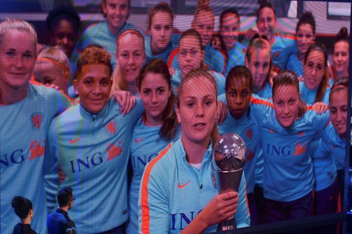 Melalui video, gelandang FC Barcelona asal Belanda, Lieke Matens, berbicara seusai memenangi gelar Pemain Putri Terbaik dalam acara The Best FIFA Football Awards 2017 di London, Inggris, pada 23 Oktober 2017.