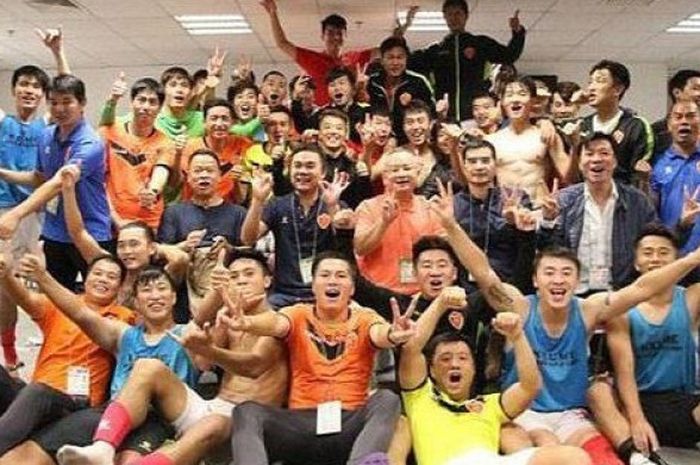 Pemain Meixian merayakan promosi ke kasta kedua Liga China.