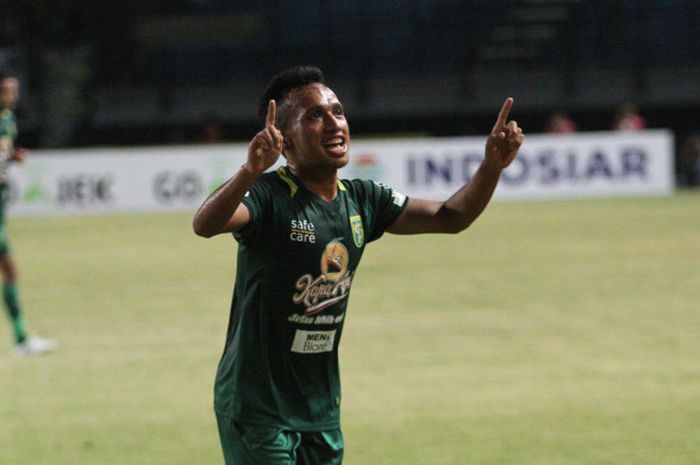  Penyerang Persebaya Surabaya, Irfan Jaya, merayakan keberhasilannya membobol gawang PSMS Medan, Rabu (18/7/2018). 