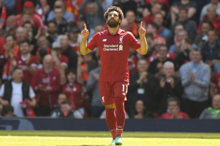 Penyerang Liverpool, Mohamed Salah, merayakan gol ke gawang Brighton and Hove Albion pada laga Liga Inggris di Stadion Anfield, Liverpool, Minggu (13/5/2018).