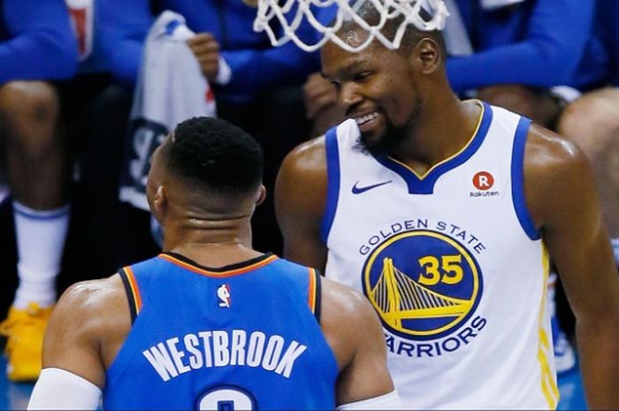 Kevin Durant (seragam putih) saat bertemu dengan mantan rekan duetnya, Russell Westbrook, pada laga lanjutan NBA yang digelar Rabu (23/11/2017) waktu Amerika Serikat.