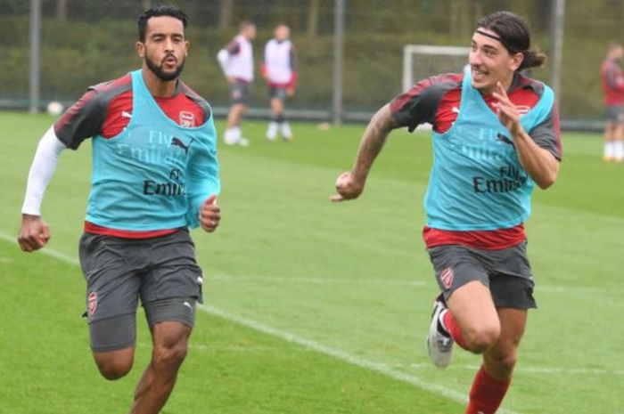 Theo Walcott dan Hector Bellerin dalam sesi latihan Arsenal pada Rabu (26/7/2017)