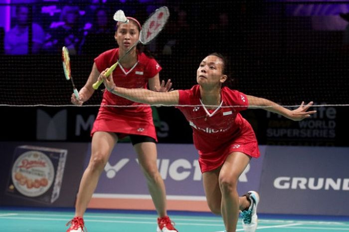 Pasangan ganda putri Indonesia, Della Destiara Haris/Rizki Amelia Pradipta, mengembalikan kok ke arah Chen Qingchen/Jia Yifan (China) pada babak kedua Denmark Terbuka yang berlangsung di Odense Sports Park, Kamis (19/10/2017) waktu setempat.